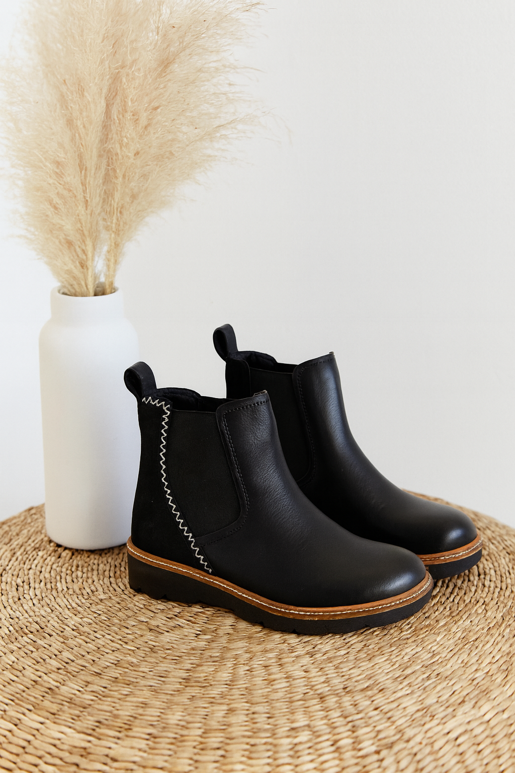 Via Nova - Malie - Boot